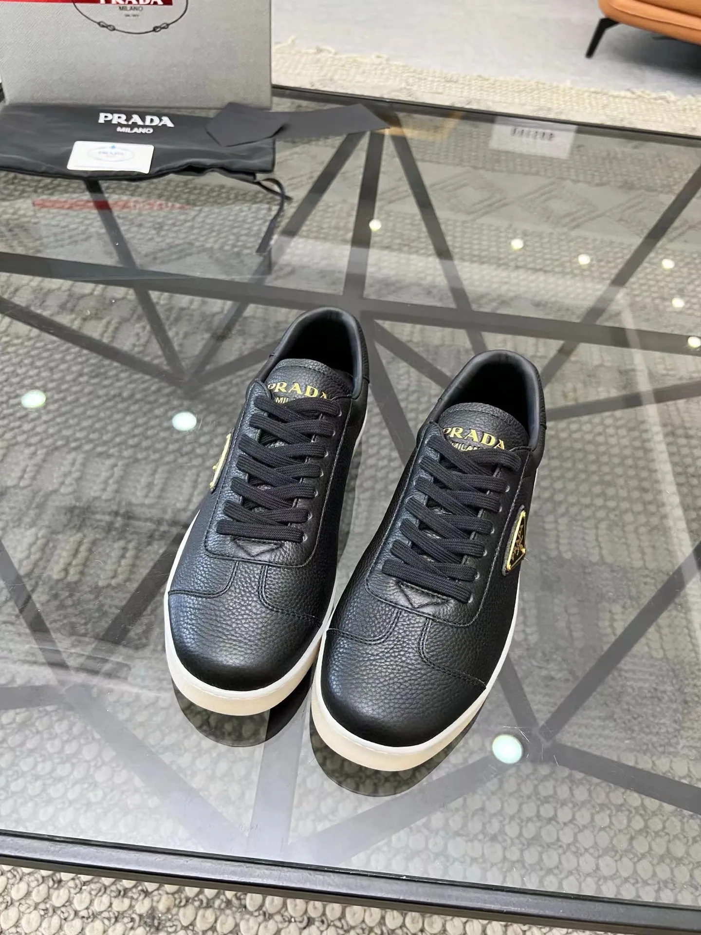 Factory price: 400💰Prada new men's leather sports shoes, the highest version on the market, any comparison is welcome🆚! The original leather has excellent texture and is super high-end! Fetal sheep net lining imported from Italy, removable pad! Luxurious materials and fine workmanship, highly recommended! Code number: 38-44, customized 45